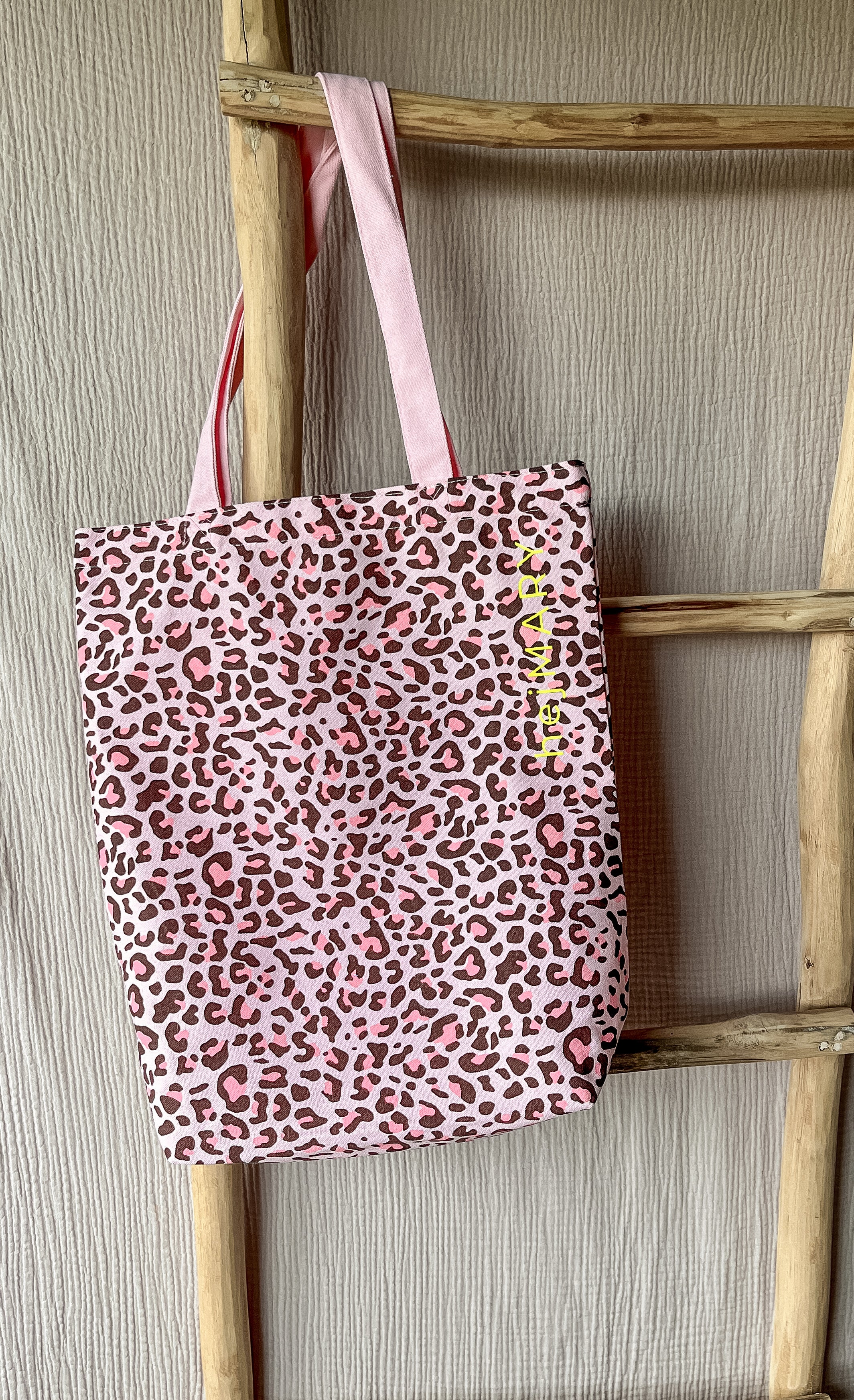 hejMARY Shopper Leo in Rosa mit hejMARY Print in Neon