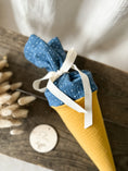 Bild in Galerie-Betrachter laden, Kita-Tüte / Geschwistertüte Musselin Senfgelb - Blau mit Punkten
