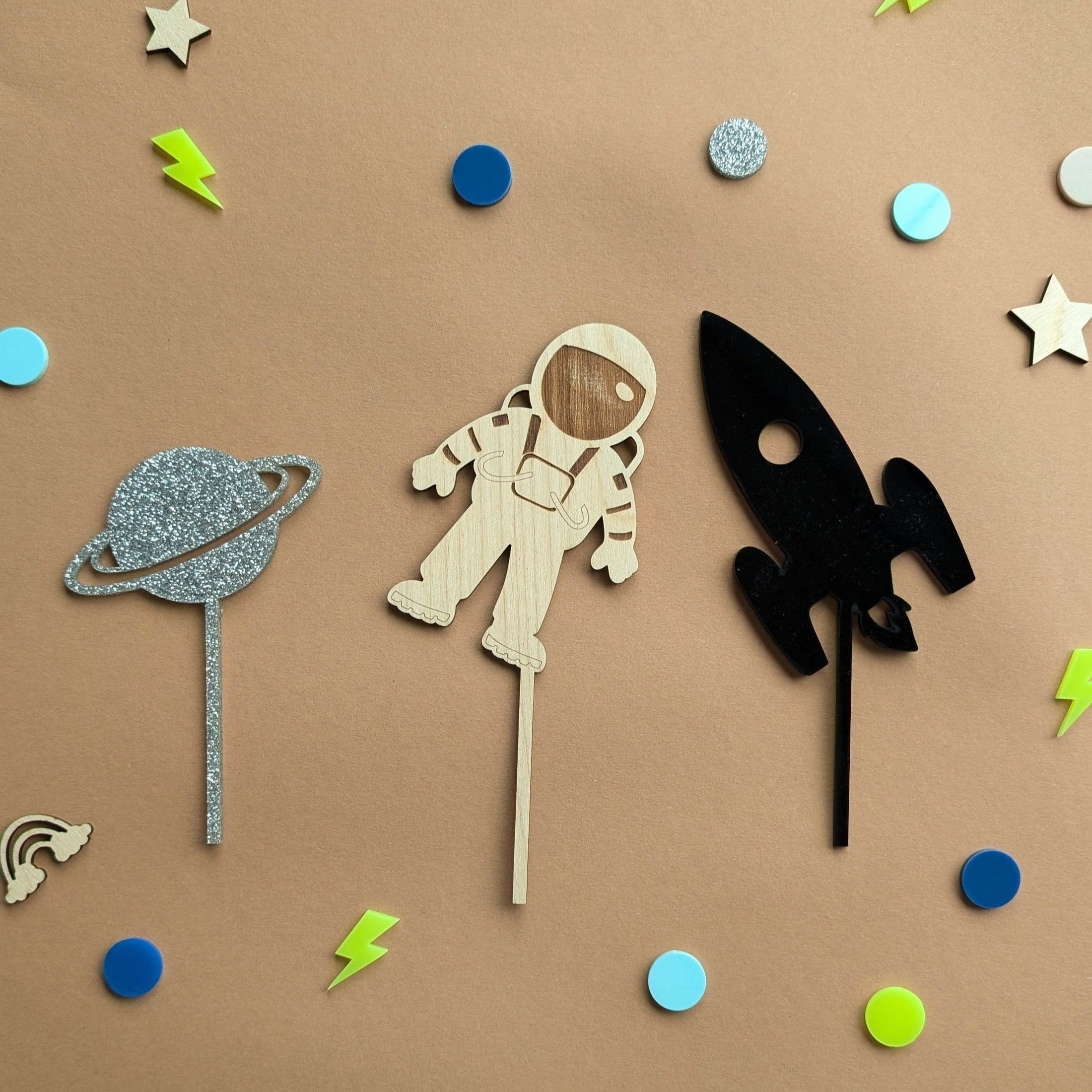 Holzstecker Set /Cake Topper Weltraum Weltall Rakete Astronaut Planeten